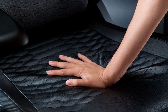 Die Sitzfläche ist breiter und besser gepolstert als beim Vorgängermodell. (Bild: Razer)